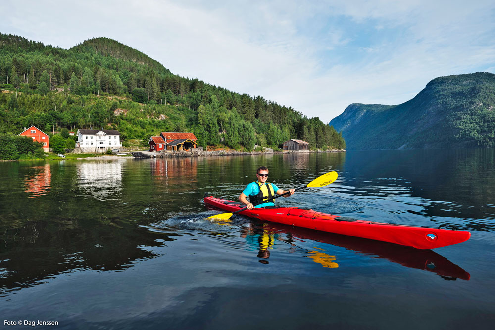 mann padler på Telemarkskanalen